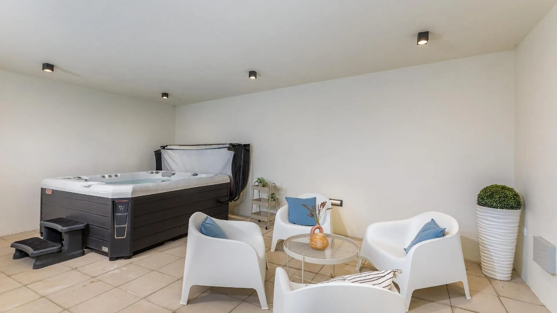 Villa Amia In Pula For 6 People With Jacuzzi & Kids Playground - Pet Friendly