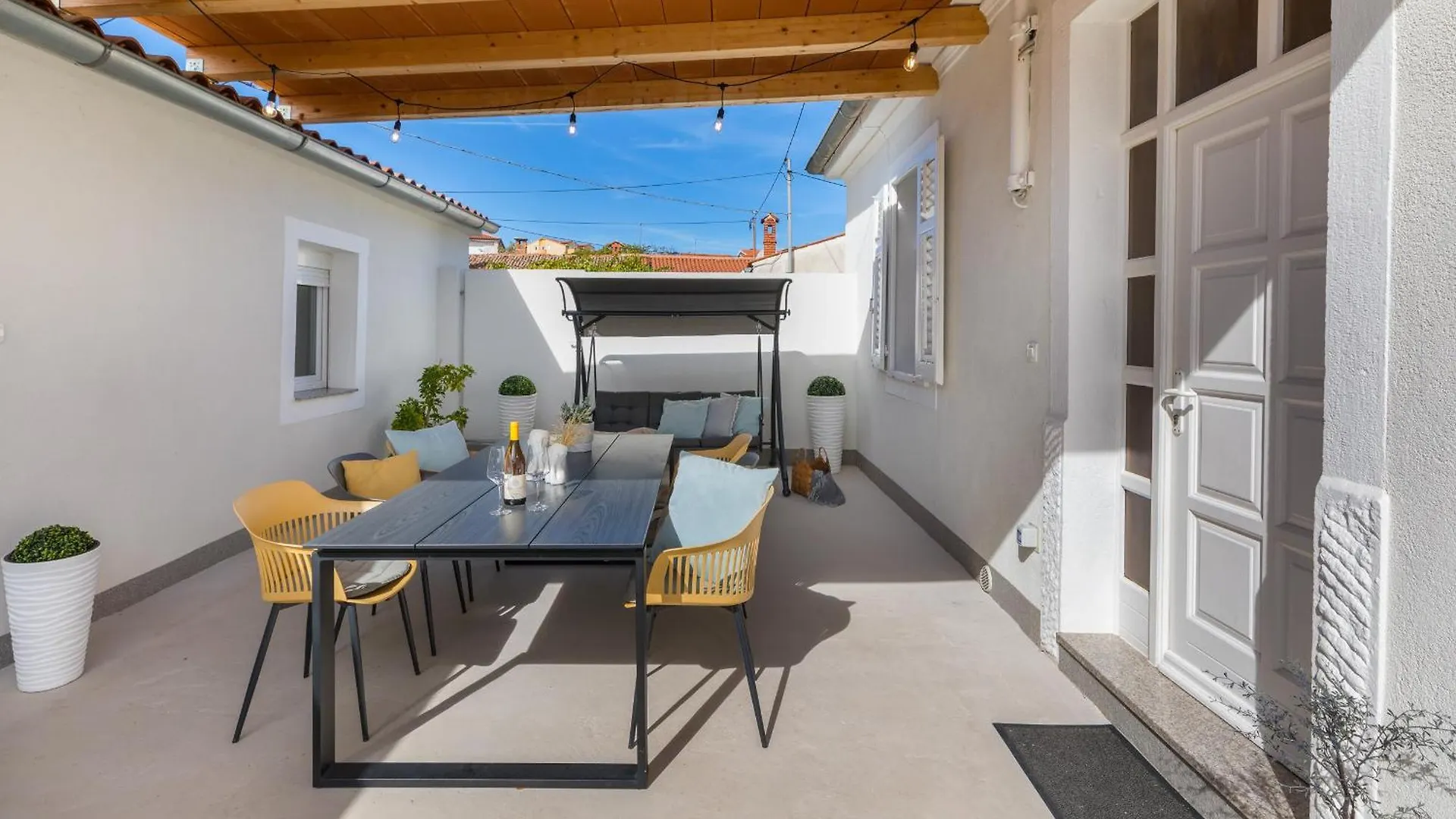 Villa Amia In Pula For 6 People With Jacuzzi & Kids Playground - Pet Friendly 克罗地亚
